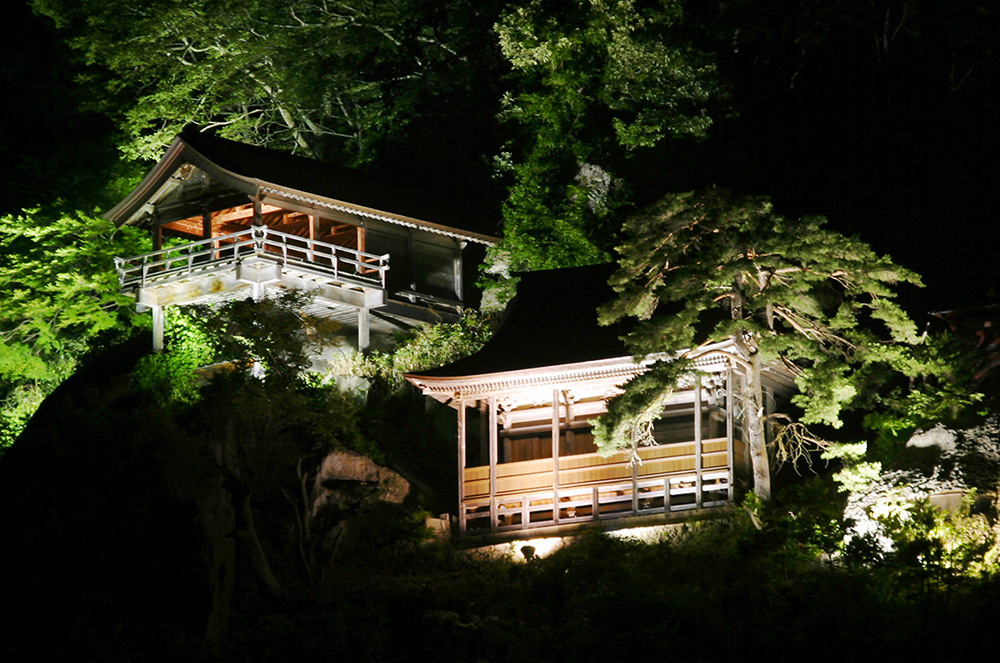 山寺宝珠山ライトアップ 光のロードスタート 日本遺産 山寺と紅花